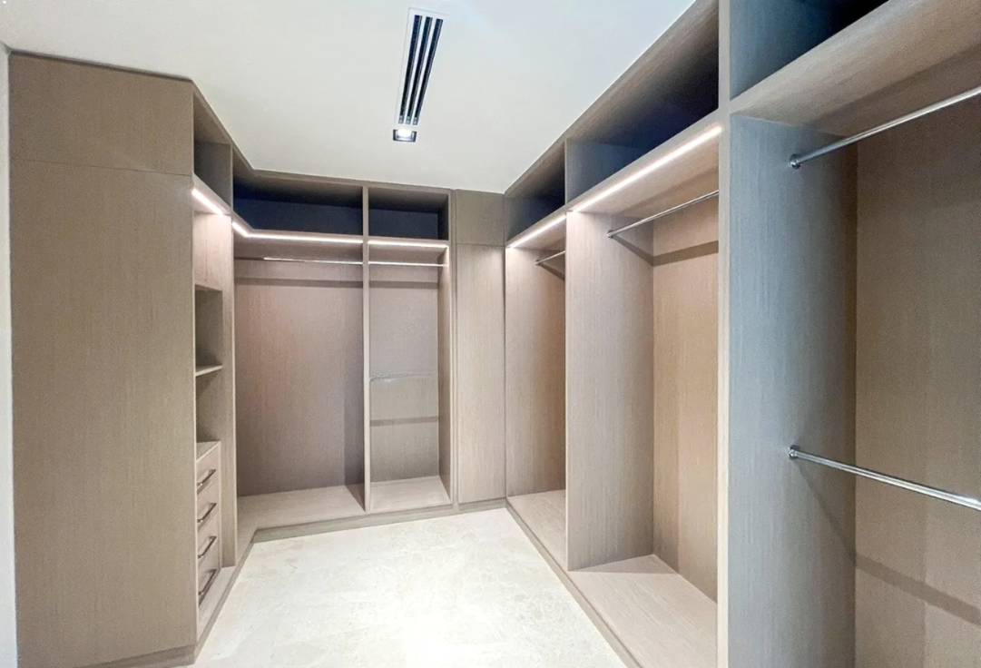 Golf Place II 4 bedroom villa for sale walk0in closet