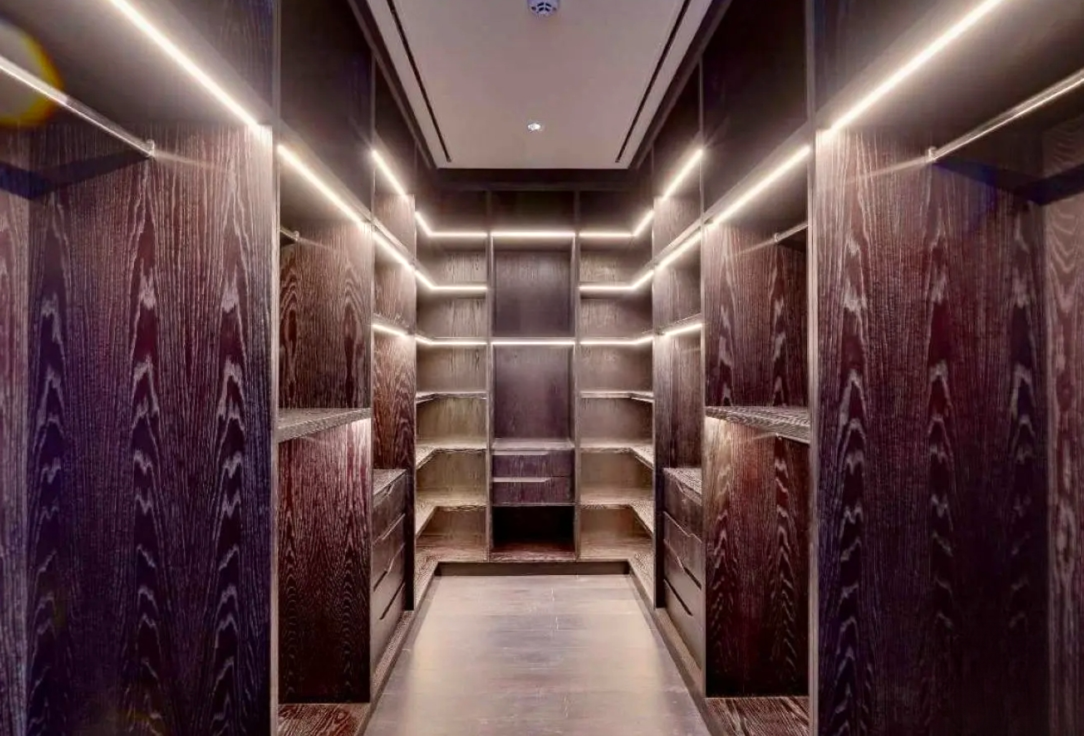 Lamborghini villas mansions Majestic Vistas DHE walk in closet