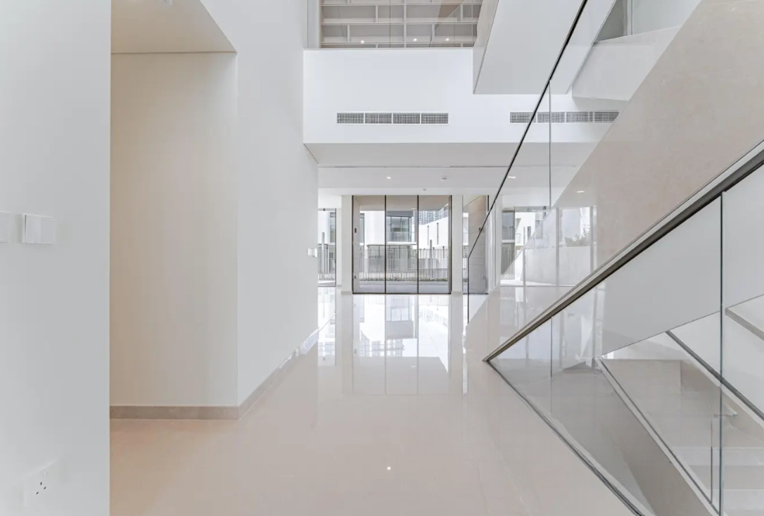 Address Hillcrest 5 bedroom resale living