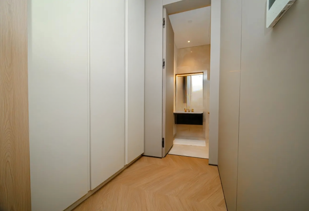 Palm Hills 5 BR villa resale park view walk-in closet