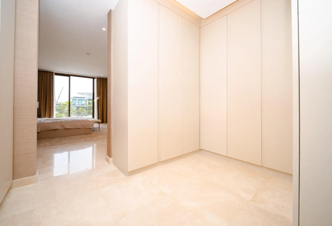 Palm Hills 5 BR villa for sale walk-in closet