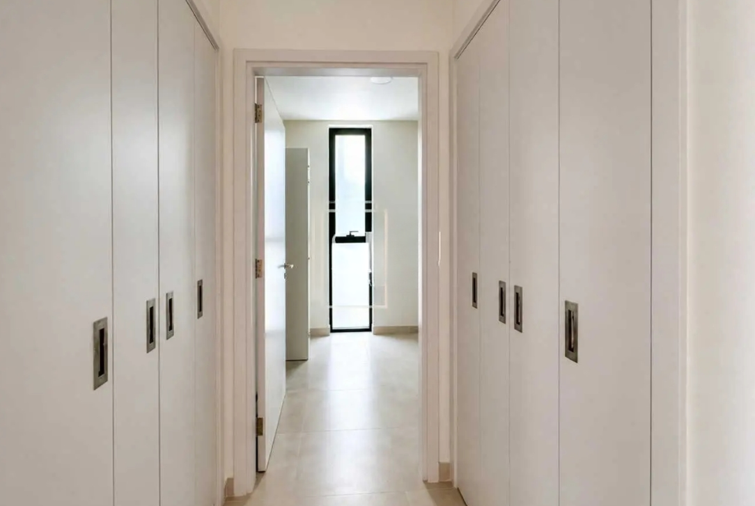 Park Gate 4BR villa resale brand new closet