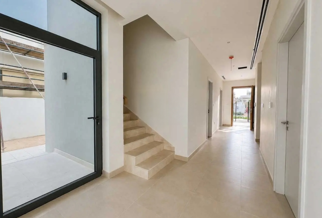 Park Gate 4BR villa resale brand new stairs