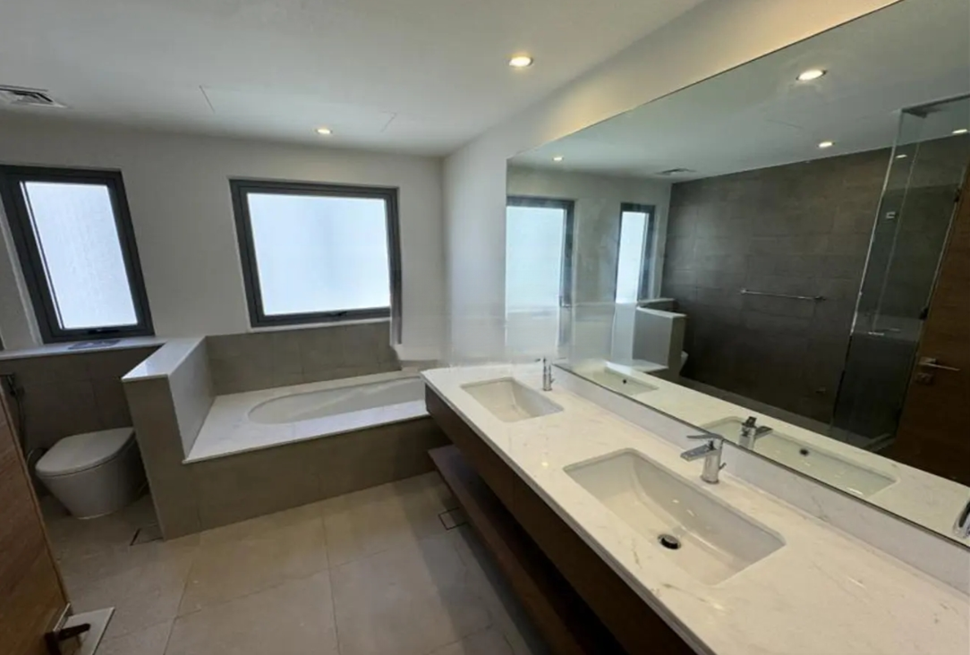 Sidra villa 4Br resale motivated seller bathroom